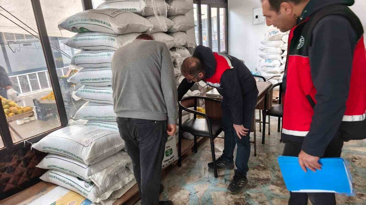 Beyşehir'de gübre satış noktaları denetlendi, analiz için numune alındı.